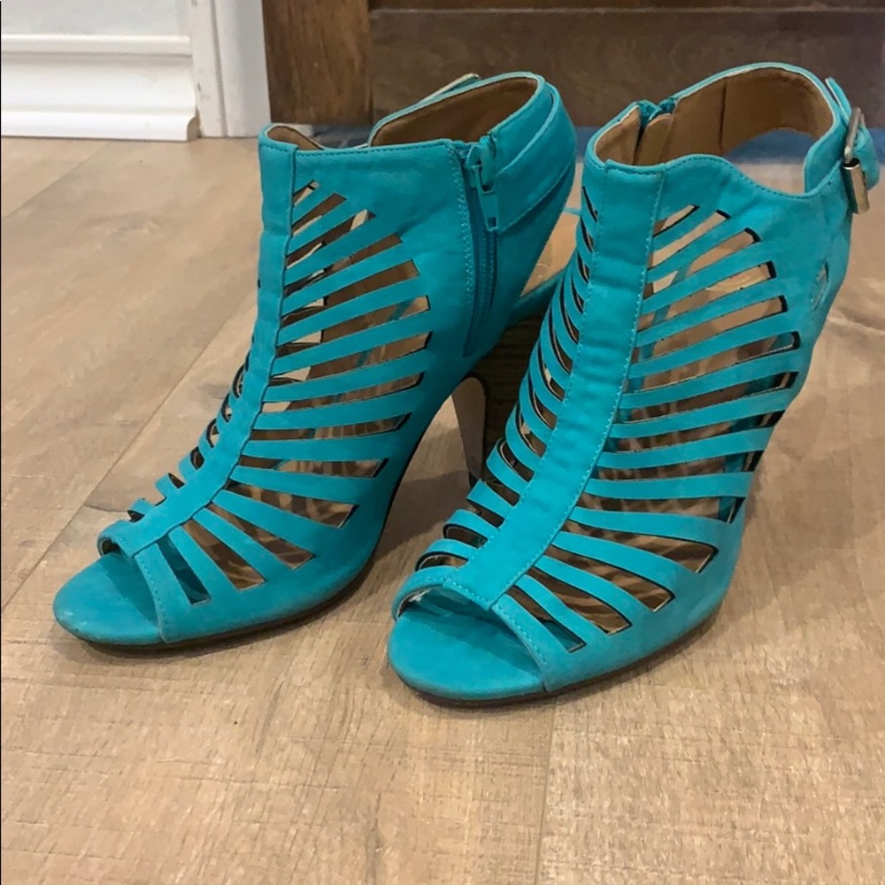 Sexy & comfortable teal heels